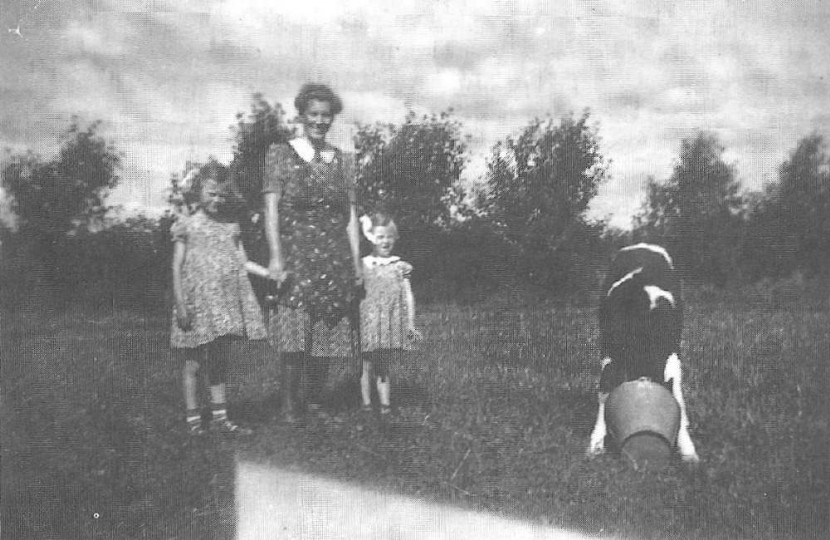 Else Margrethe og Gerda Marie med deres mor i hånden, omk. 1943.
